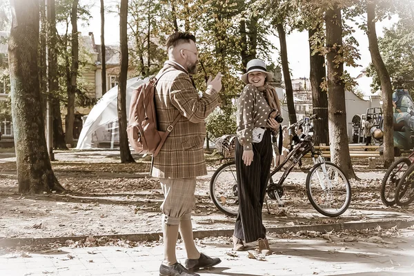 Ρετρό κρουαζιέρα de Frankivsk. Άτομα με ρετρό ρούχα που συμμετέχουν στο ποδήλατο tweed τρέχει Retro κρουαζιέρα. — Φωτογραφία Αρχείου