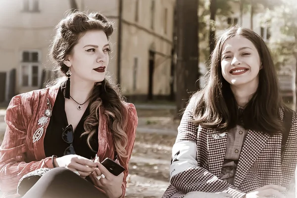 Retro cruise de Frankivsk. People in retro clothes participating in bicycle tweed run Retro cruise. — Stock Photo, Image