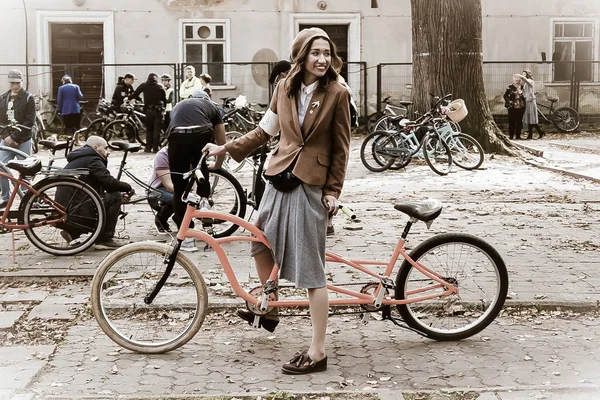 Retro rejs de Frankowsk. Ludzie w retro ubrania uczestniczące w rowerze Tweed uruchomić Retro rejs. — Zdjęcie stockowe