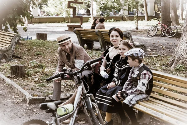 Crucero retro Frankivsk. Gente con ropa retro participando en carreras de tweed en bicicleta Crucero retro . —  Fotos de Stock