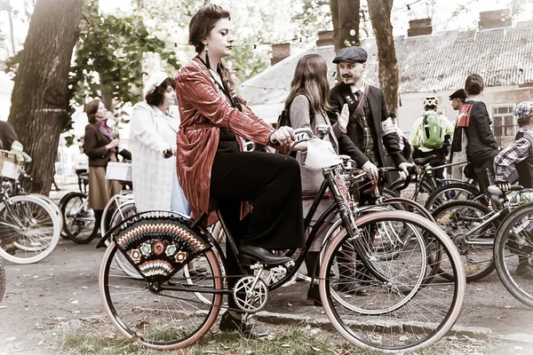 Crucero retro Frankivsk. Gente con ropa retro participando en carreras de tweed en bicicleta Crucero retro . — Foto de Stock