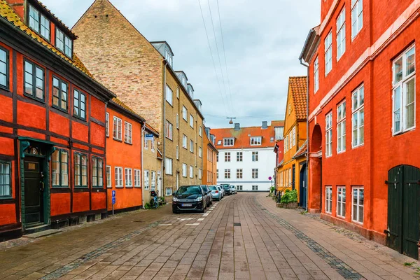 Vistas a la calle con coloridos edificios en Helsingor, Dinamarca — Foto de Stock