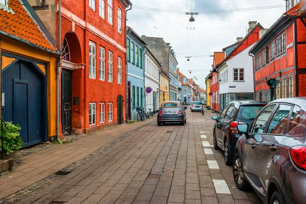 Вид на улицу с красочными зданиями в Helsingor, Дания — стоковое фото
