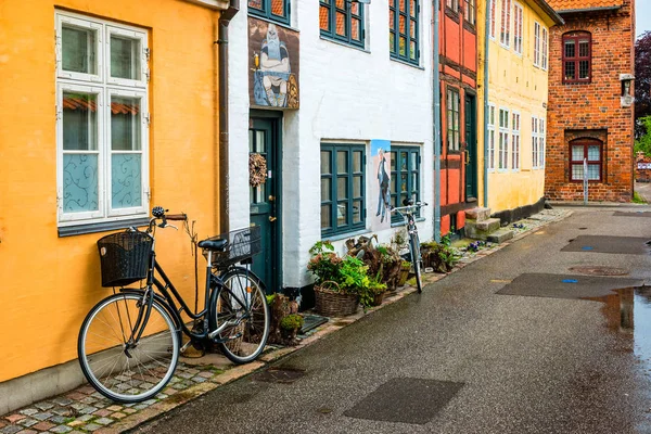 Вид на улицу с красочными зданиями в Helsingor, Дания — стоковое фото