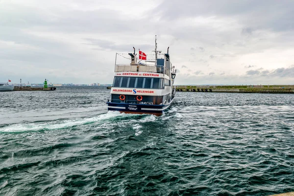 Ferry en la ruta entre el puerto de Helsingor en Dinamarca y el puerto de Helsingborg en Suecia . — Foto de Stock