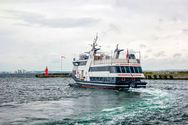 Ferry en la ruta entre el puerto de Helsingor en Dinamarca y el puerto de Helsingborg en Suecia . — Foto de Stock