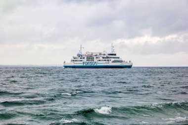 Danimarka 'daki Helsingor limanı ile İsveç' teki Helsingborg limanı arasındaki yolda feribot var..