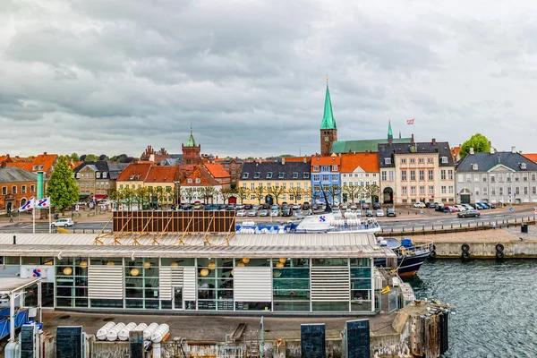 Widok na ulicę z kolorowymi budynkami w Helsingor, Dania — Zdjęcie stockowe