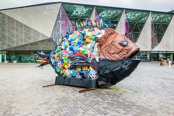 Garbage' fish on the marina near Kronborg Castle made by Hideaki Shibata, who is also known as Yodogawa Technique. — Stock Photo, Image