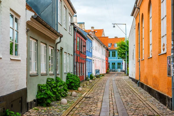 Vistas a la calle con coloridos edificios en Helsingor, Dinamarca — Foto de Stock