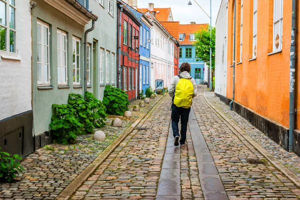 Вид на улицу с красочными зданиями в Helsingor, Дания — стоковое фото