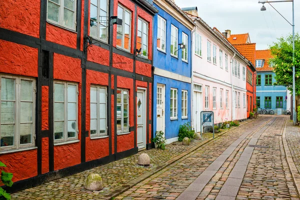 Vistas a la calle con coloridos edificios en Helsingor, Dinamarca — Foto de Stock