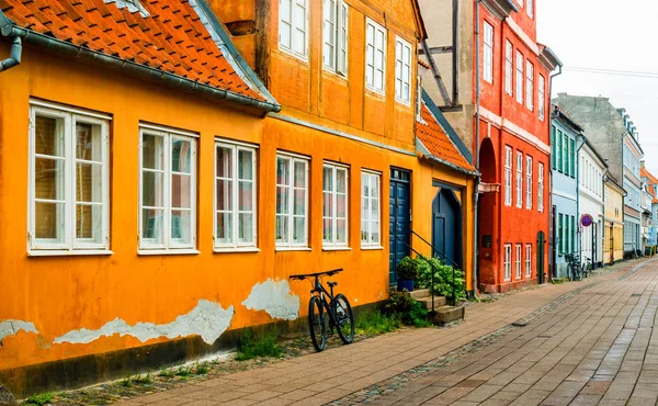 Vistas a la calle con coloridos edificios en Helsingor, Dinamarca — Foto de Stock