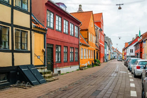 Vistas a la calle con coloridos edificios en Helsingor, Dinamarca — Foto de Stock