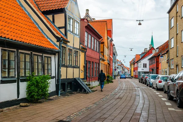Gatuvy med färgglada byggnader i Helsingör, Danmark — Stockfoto