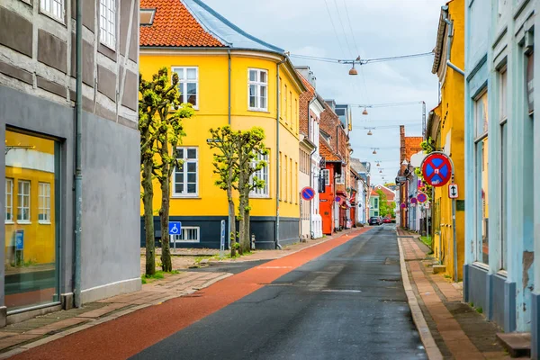 Vistas a la calle con coloridos edificios en Helsingor, Dinamarca — Foto de Stock