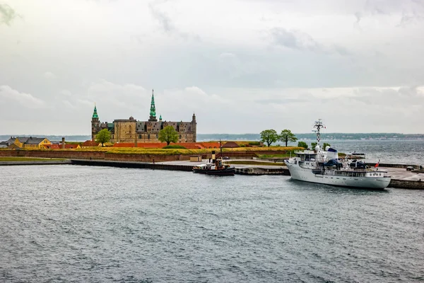 Vista sul lungomare del Castello di Kronborg a Elsinore, Danimarca — Foto Stock
