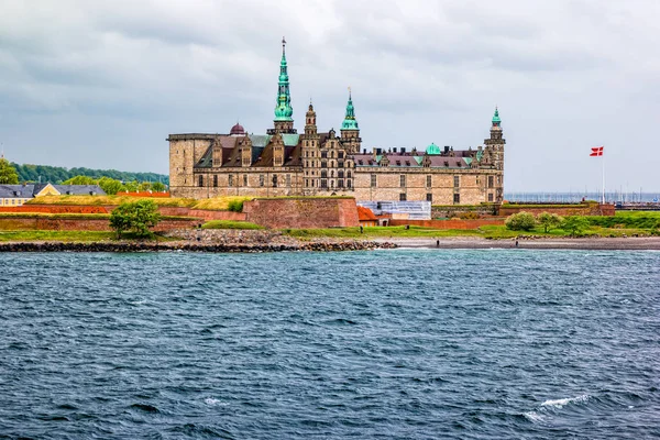 Havneutsikt over Kronborg slott i Helsingør, Danmark – stockfoto