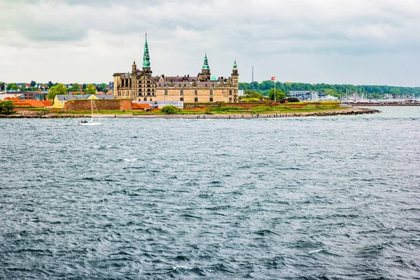 Widok na nabrzeże zamku Kronborg w Elsinore, Dania — Zdjęcie stockowe