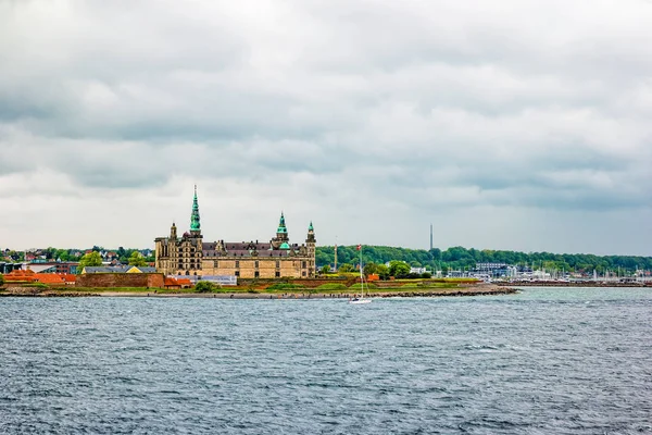 Widok na nabrzeże zamku Kronborg w Elsinore, Dania — Zdjęcie stockowe