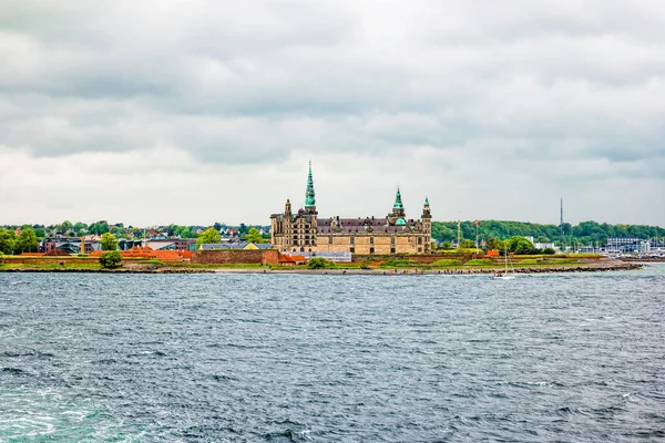 Vista sul lungomare del Castello di Kronborg a Elsinore, Danimarca — Foto Stock