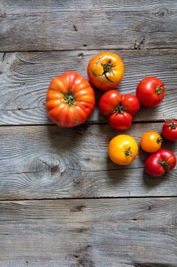 Uzay wallpaper farklı kırık Hatıra ve biftek domates organik sebze veya dikey en iyi görünüm için eski ahşap masa üzerinde sürdürülebilir bahçecilik için kopyalama