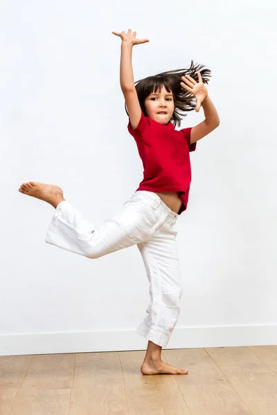 Graciosa Menina Bonita Com Pés Descalços Dançando Mostrando Movimento Dinâmico — Fotografia de Stock