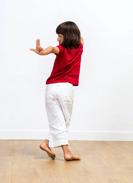 Tanzendes Kleinkind Das Rücken Und Finger Zum Zählen Zeigt Mit — Stockfoto