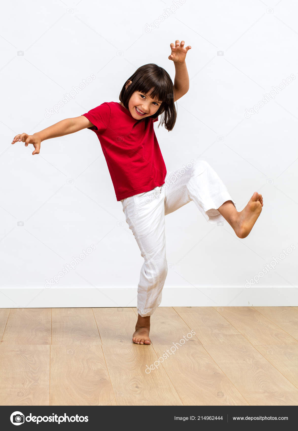 Alegre Niño Jugando Monster Tigre Con Tai Chi Kung - 