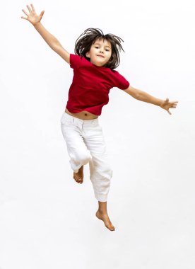 atlama zevk ve açık fikirlilik, hayal gücü, mutluluk, özgürlük ve pozitif enerji hızlı uçan, beyaz arka plan üzerinde izole başarılı küçük çocuk