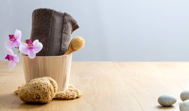 Türk Hamamı ve duygusallık pampering. Kuru Fırça detoks ve sağlıklı yaşam için saf orkide ve zen çakıl, kopya alanı üzerinde doğal sünger ve ahşap yüz