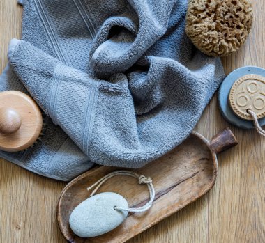 vücut fırçasıyla doğal gri havlu, rustik Relax aksesuar ve geleneksel sabun için sıfır atık duş, üstten görünüm