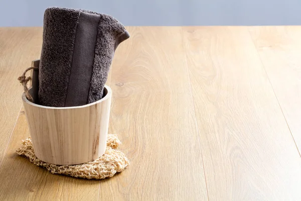 Echte Wellness Concept Met Eenvoudige Ongebleekte Katoen Handdoek Houten Emmer — Stockfoto