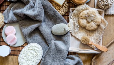Natürmort hamam veya görünümünün üzerinde sağlıklı spa set vücut bakım, makyaj ve pul pul dökülme ürünleri ile güzellik karıştırın