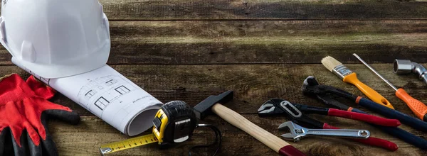 Bina kask ve rustik ahşap arka plan DIY ve zanaatkar afiş için profesyonel donanım araçları