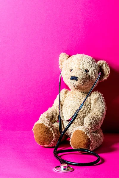 Urso de pelúcia bonito com um estetoscópio para a aprendizagem de cuidados de saúde infantil — Fotografia de Stock