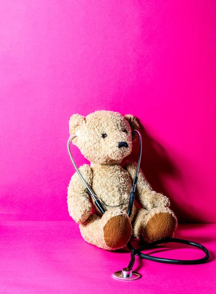 Ursinho de pelúcia isolado com estetoscópio para cuidados infantis — Fotografia de Stock