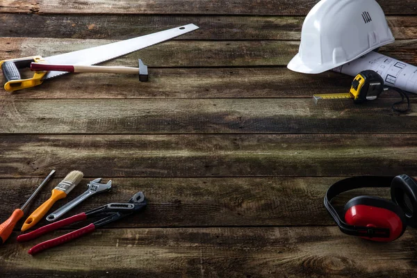 Cappello rigido di sicurezza, stampa blu architetto e utensili su legno — Foto Stock