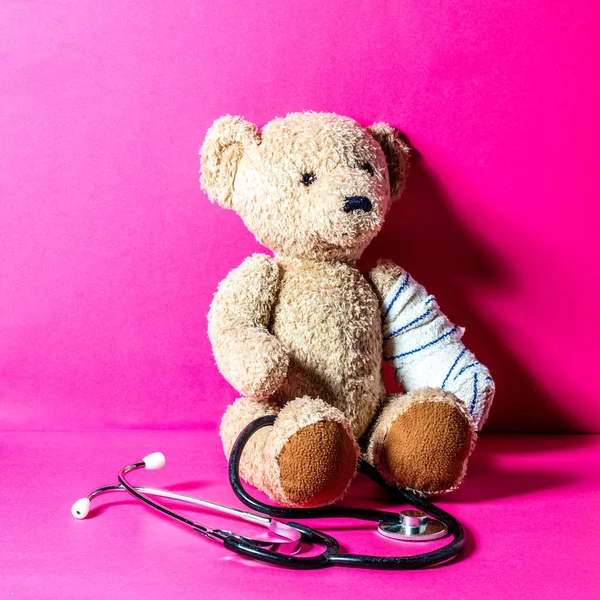 Verificação da saúde e lesões infantis com o conceito de ursinho de pelúcia — Fotografia de Stock