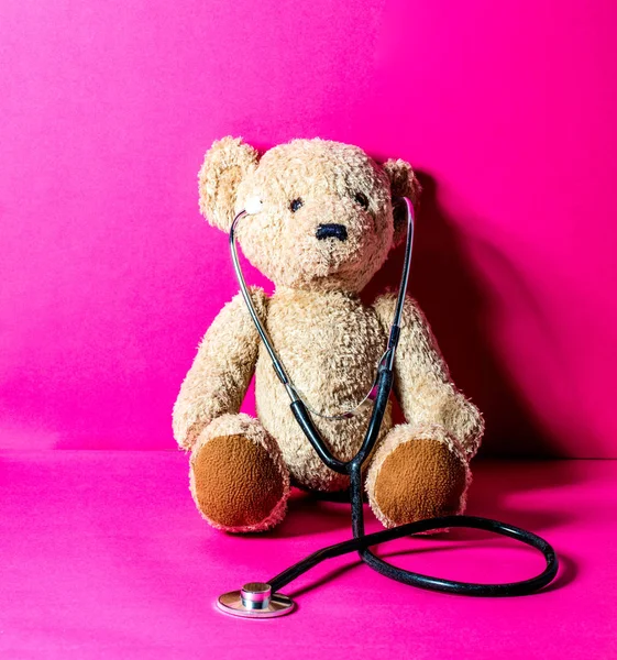 Conceito de verificar o coração da criança com ursinho de pelúcia com estetoscópio — Fotografia de Stock