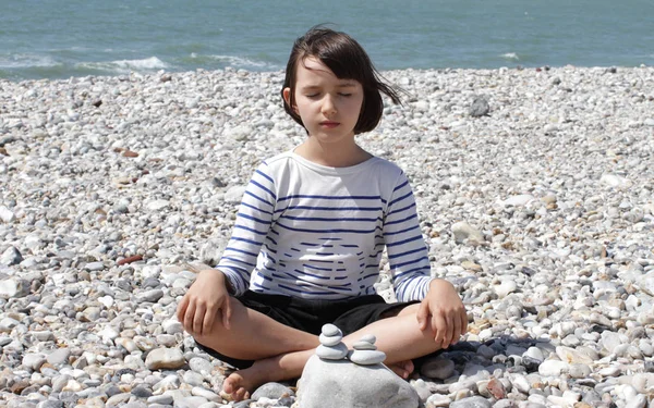 Bir mineral çakıl okyanus plajda sakin yoga çocuk nefes — Stok fotoğraf