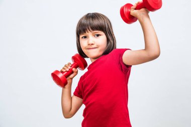 gururlu başarı ifade dumbbells ile el kaldırma zevk eğlenceli çocuk