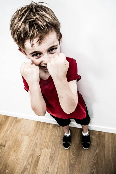 Travesso divertido menino mostrando defesa com punhos protegendo contra bully — Fotografia de Stock