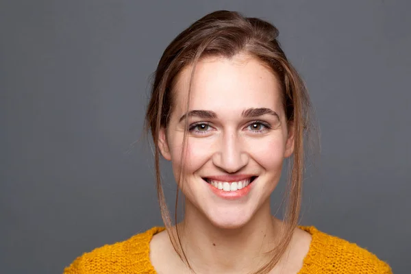 Estúdio retrato de feliz, natural brilhante bela mulher expressando bem-estar — Fotografia de Stock