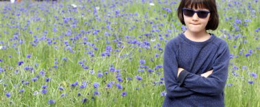 eleştirel çocuk düşünme, dudak ısırma, şüpheci vücut dili, çayır arka plan