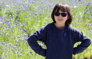 özgürlük, refah ve doğa nedenleri için ayakta mutlu güzel çocuk