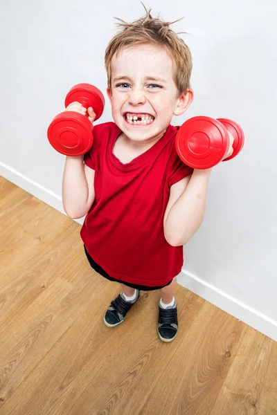 Motivado chico malo con diente suelto y actitud mostrando esfuerzo — Foto de Stock