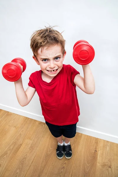 Loco frunciendo el ceño chico expresando rabia y motivación levantando pesas — Foto de Stock