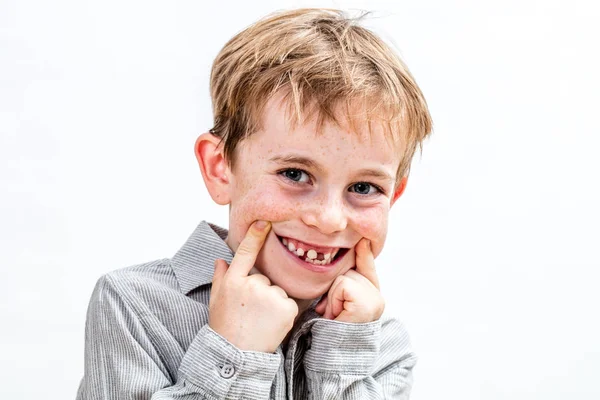 Niño alegre riendo, riéndose, jugando con una sonrisa falsa sin dientes — Foto de Stock