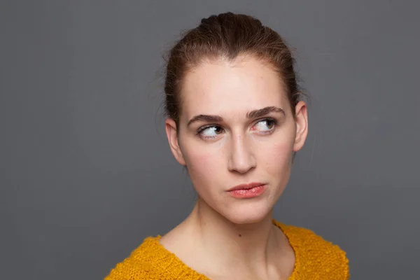 Dubieus mooi meisje omhoog kijken, luisteren, observeren emoties, studio shot — Stockfoto